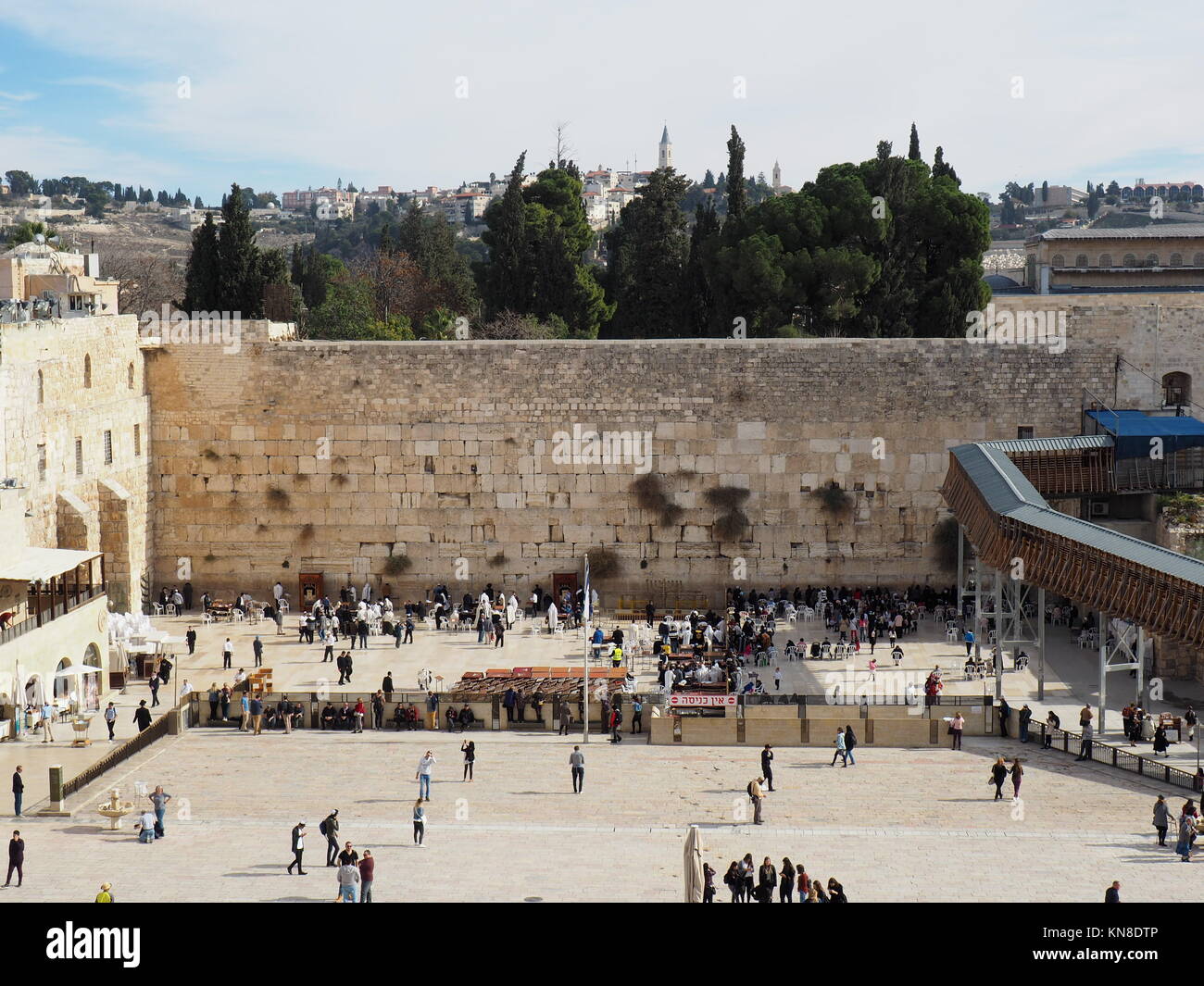 Bild von der Klagemauer in der Altstadt von Jerusalem, Israel, 11. Dezember 2017 berücksichtigt. Männer und Frauen beten hier separat in den heiligsten Ort für die Juden weltweit. Bilder von Auseinandersetzungen zwischen Palästinensern und israelischen Soldaten im Heiligen Land im Zuge der Jerusalem Streit geben Anlass zu Sorge in Deutschland. Aber die Deutschen in Jerusalem sind nicht so besorgt. Foto: Stefanie Järkel/dpa Stockfoto