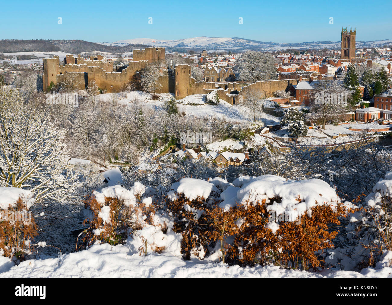 Schnee bedeckt die mittelalterliche Marktstadt Ludlow in Shropshire, England, UK. Stockfoto