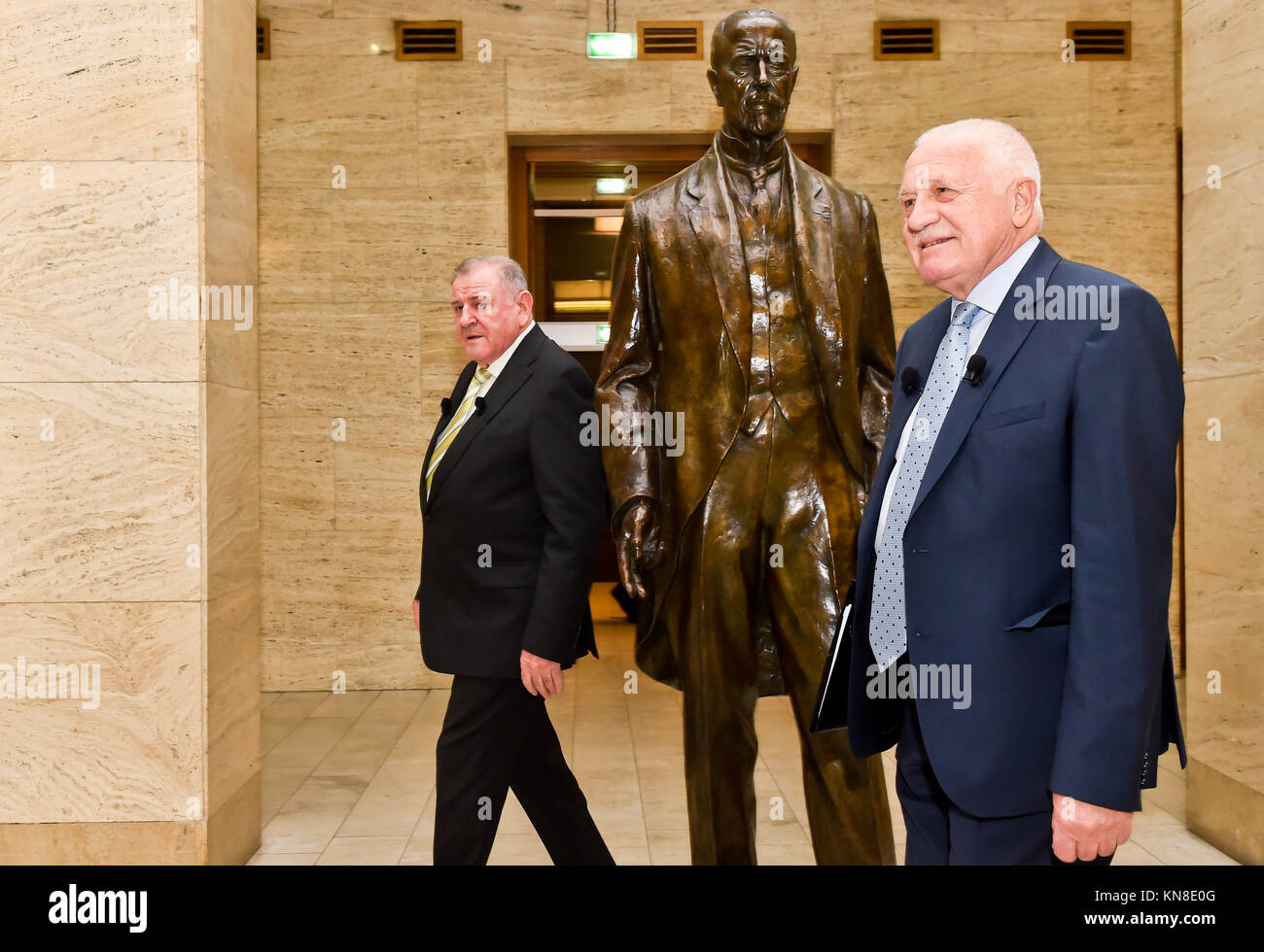 Prag, Tschechische Republik. 11 Dez, 2017. Ehemalige slowakische und tschechische PMs, Vladimir Meciar (links) und Vaclav Klaus, vorbei an der Statue des ersten tschechoslowakischen Präsidenten Tomas Garrigue Masaryk, wie sie Seminar über Klaus-Meciar: 25 Jahre der neuen tschechischen und slowakischen Staatlichkeit, von Vaclav Klaus Institut National Museum neue Gebäude, Prag, Tschechische Republik, am Montag, 11. Dezember 2017 teil. Quelle: Vit Simanek/CTK Photo/Alamy leben Nachrichten Stockfoto