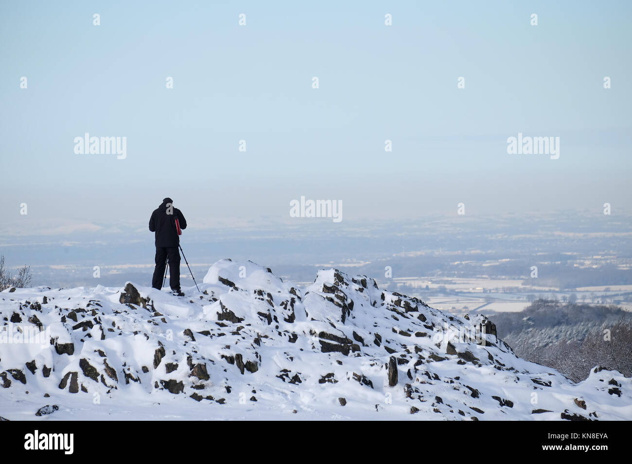 Mann stand auf dem Beacon Hill leicestershire Bilder Stockfoto