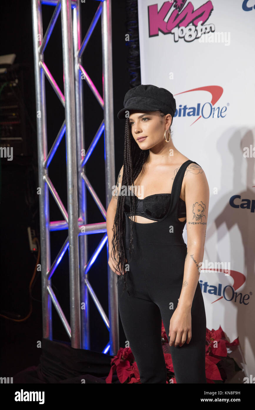 Halsey besucht die IHeartRadio Jingle Ball an der TD Garden am 10. Dezember 2017 in Boston, Massachusetts. Stockfoto