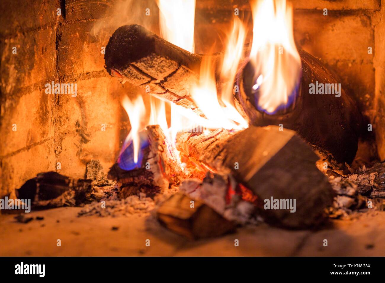 Brennholz brennen in Kamin innen geschossen. Stockfoto