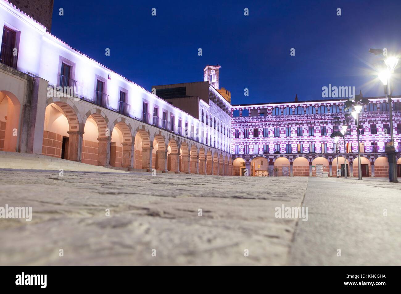 Höhe Platz von Badajoz, beleuchtet durch LED-Leuchten in der Dämmerung. Low Angle View aus dem Boden. Stockfoto