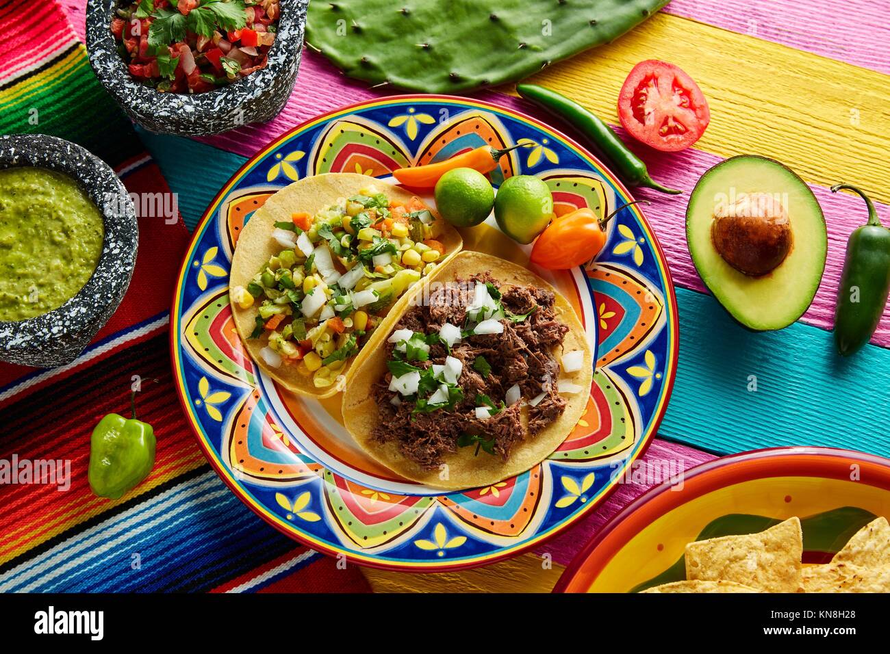 Mexikanische Tacos von platillo Barbacoa und vegetarische Gerichte mit Soßen und bunten Tisch. Stockfoto