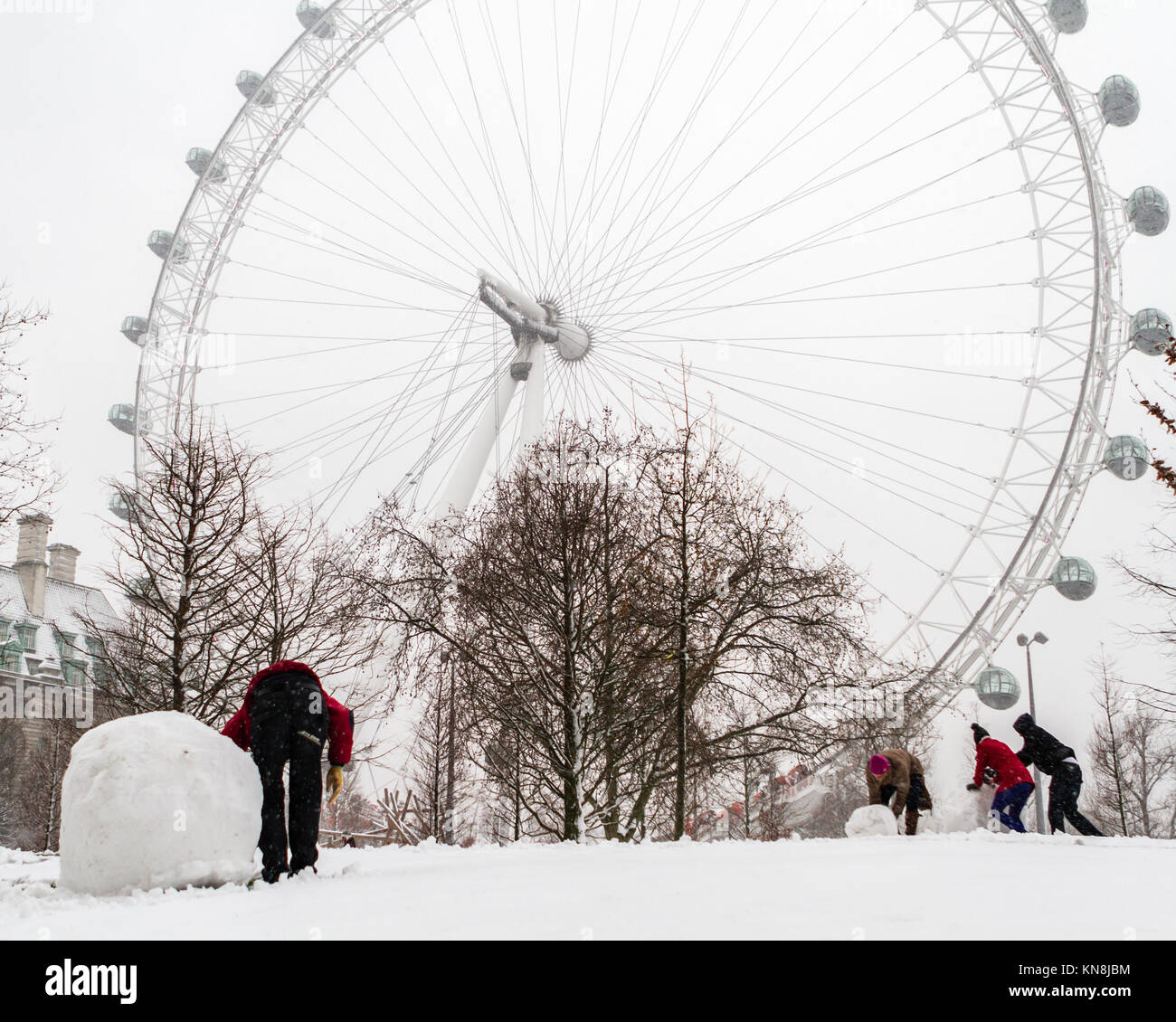 Schnee in London mit dem London Eye Stockfoto