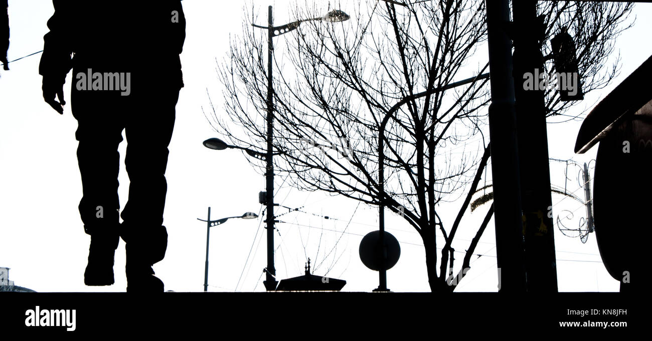 Silhouette eines Mannes zu Fuß die Stadt Straße in hoher Kontrast schwarz und weiß, Low Angle View Stockfoto