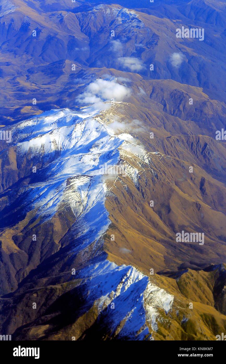 Luftbild des Kaukasus weiße Wolken. Stockfoto