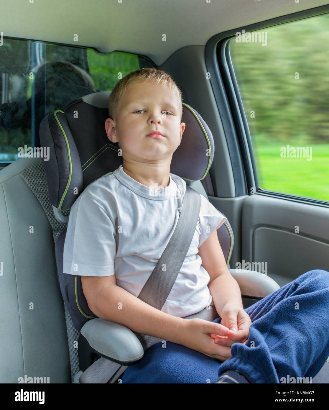 Junge Sitzt Im Kindersitz In Einem Auto Stockfotos und bilder
