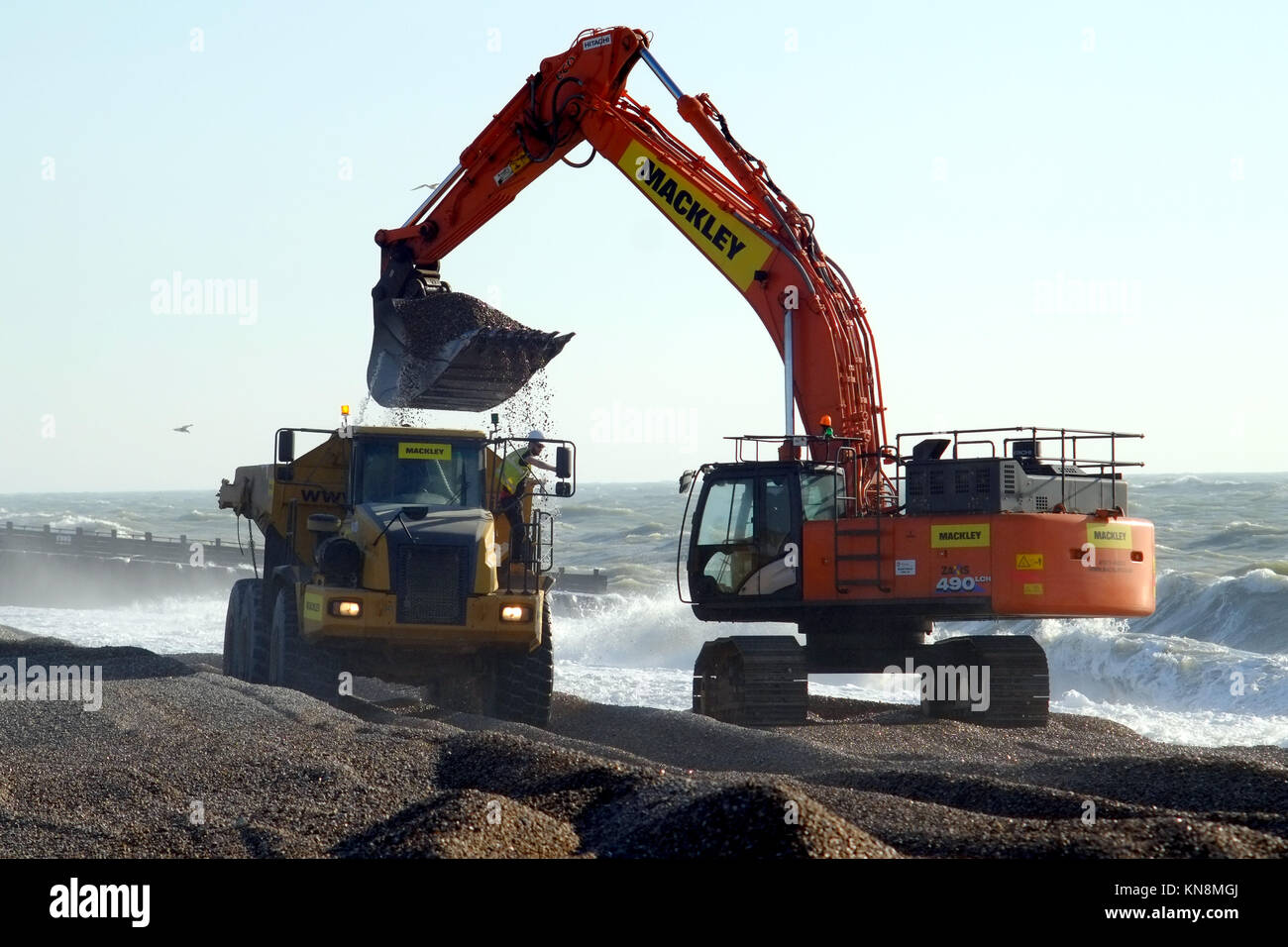 Schwere Maschinen bewegen Strand Kies für Küstenschutz in Seaford, East Sussex. Stockfoto