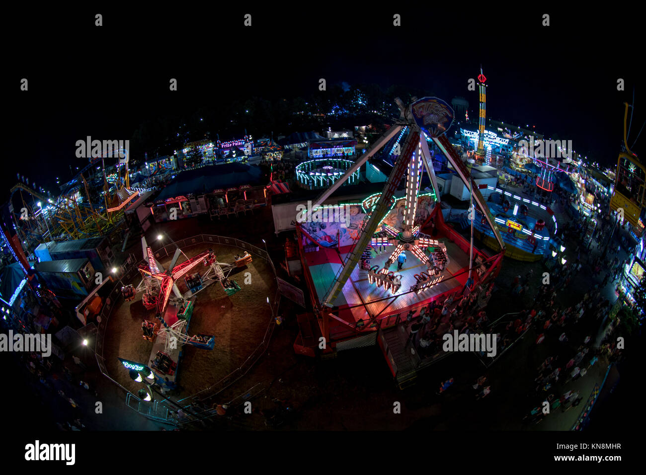 Die neonlichter der Karneval Fahrten Leuchten in der Mitte in der Nacht Stockfoto