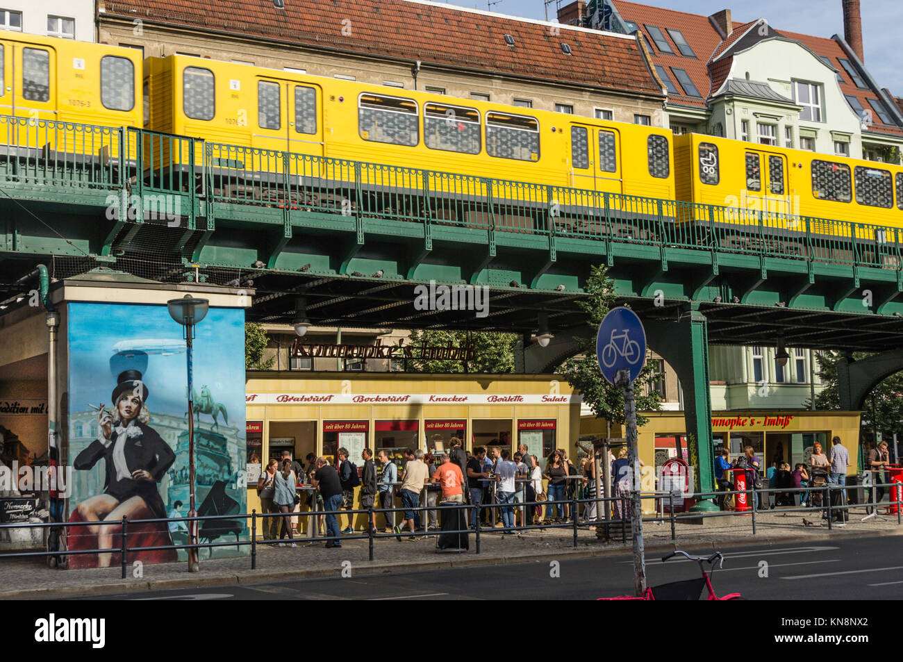 Berühmte Wurst fast food Konnopkes in Berlin Prenzlauer Berg Stockfoto