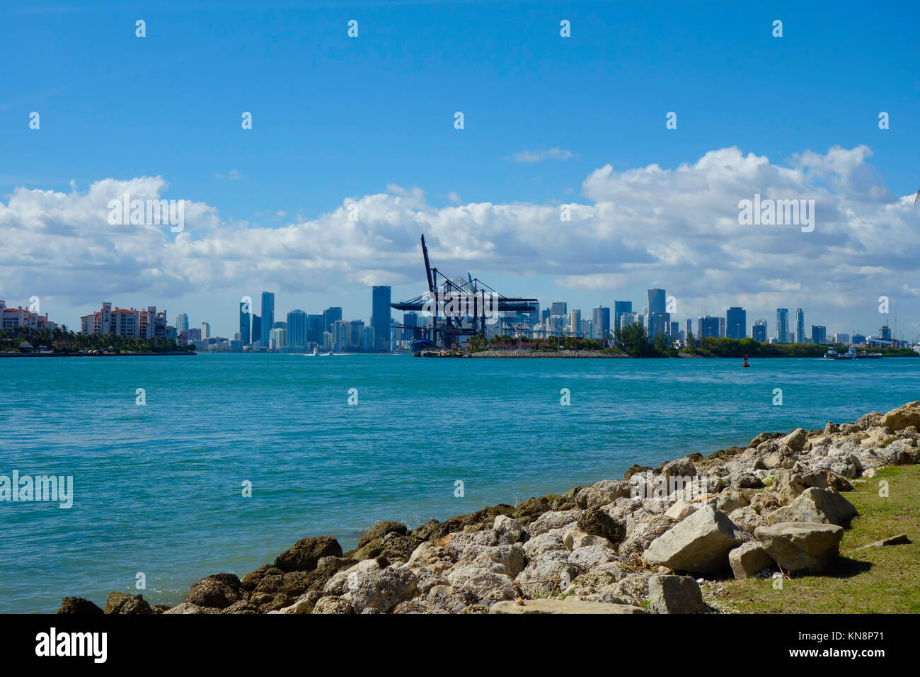 Skyline von Miami mit Hafen von Miami im Hintergrund von Regierung, Miami, Florida. Stockfoto