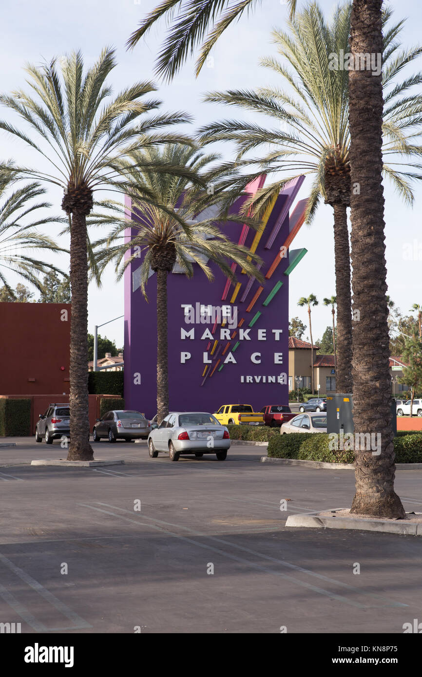 Das Marktplatzschild in Irvine ist eines der besten Einkaufszentren in Orange County, Kalifornien, USA Stockfoto