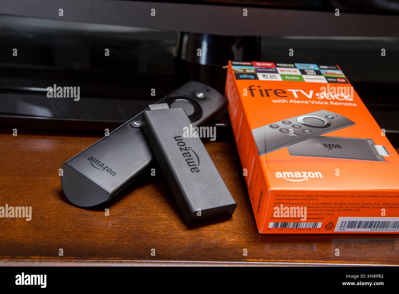 2. generation Amazon TV Feuer Stick mit Alexa voice Fernbedienung  Stockfotografie - Alamy