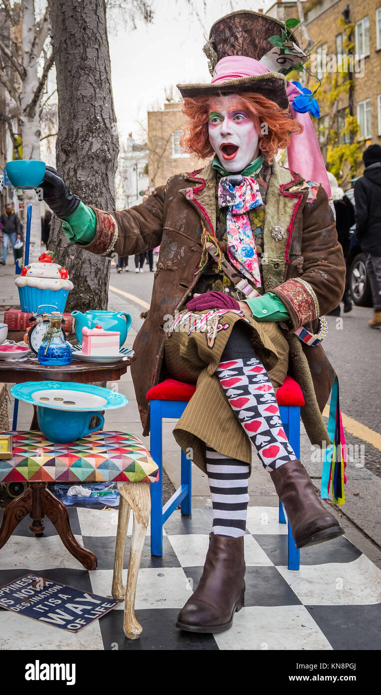 Eine Street Performer gekleidet, wie bunte aber crazy Johnny Depps Mad Hatter Charakter in der Nähe von dem Markt, in der Portobello, London, UK. Stockfoto