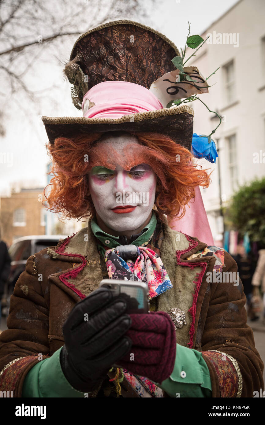 Eine Street Performer gekleidet, wie bunte aber crazy Johnny Depps Mad Hatter Charakter in der Nähe von dem Markt, in der Portobello, London, UK. Stockfoto