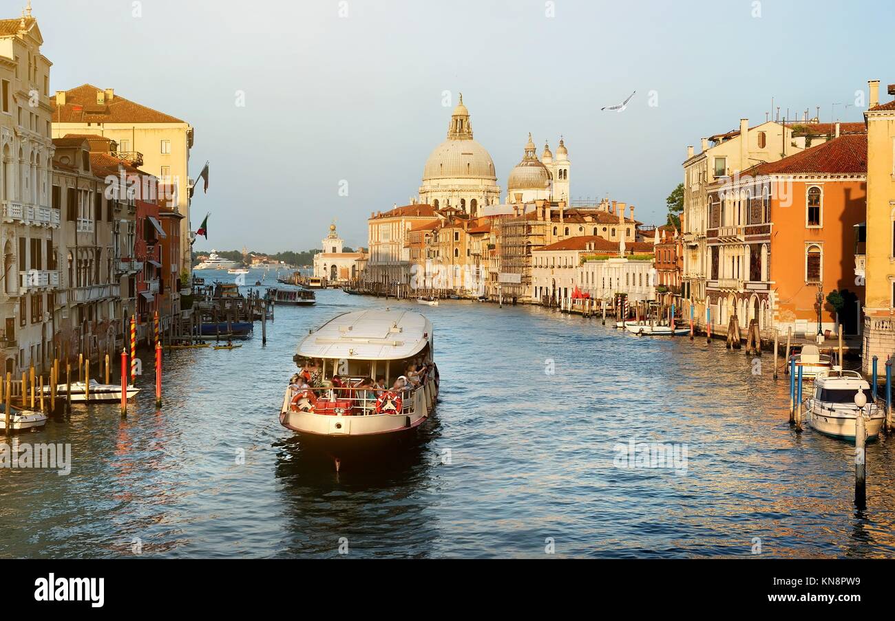 Mit dem Vaporetto am Grand Canal in Venedig, Italien. Stockfoto