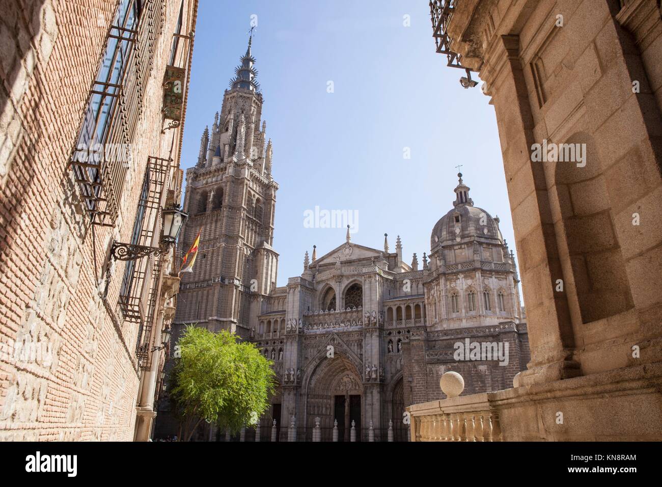 Die Kathedrale, die sich zwischen den engen Gassen der mittelalterlichen Stadt Toledo, Spanien. Von der Seite. Stockfoto