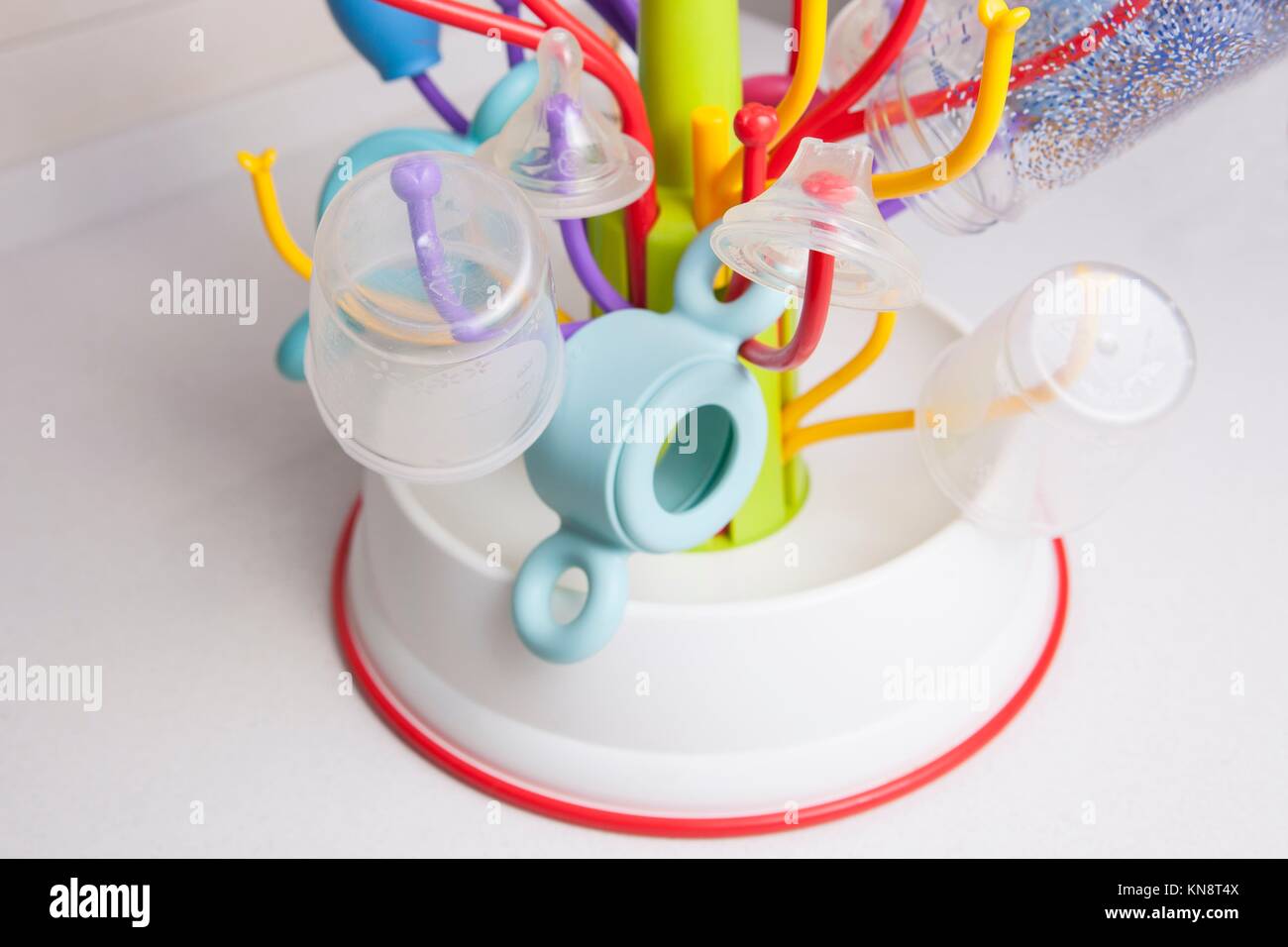 Baby Abtropffläche voll von plastikgeschirr Objekte als Baby Flaschen, nasensauger, Milch Schalen, Sauger und andere. Stockfoto