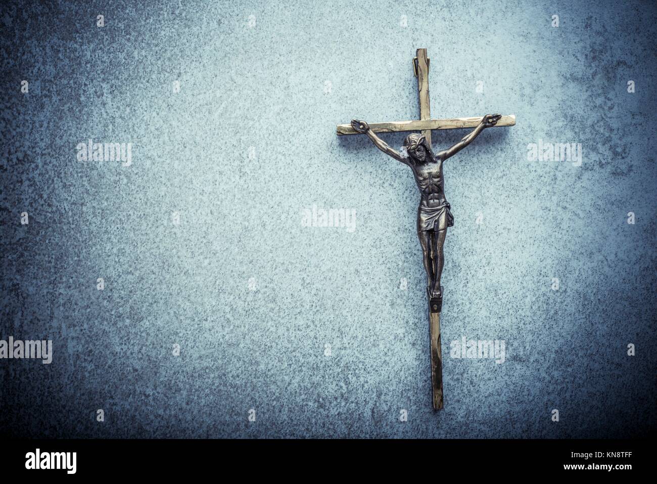 Kruzifix Jesus am Kreuz mit Stein. Symbol der christlichen Religion und Weltanschauung. Bild komponiert mit kopieren. Stockfoto