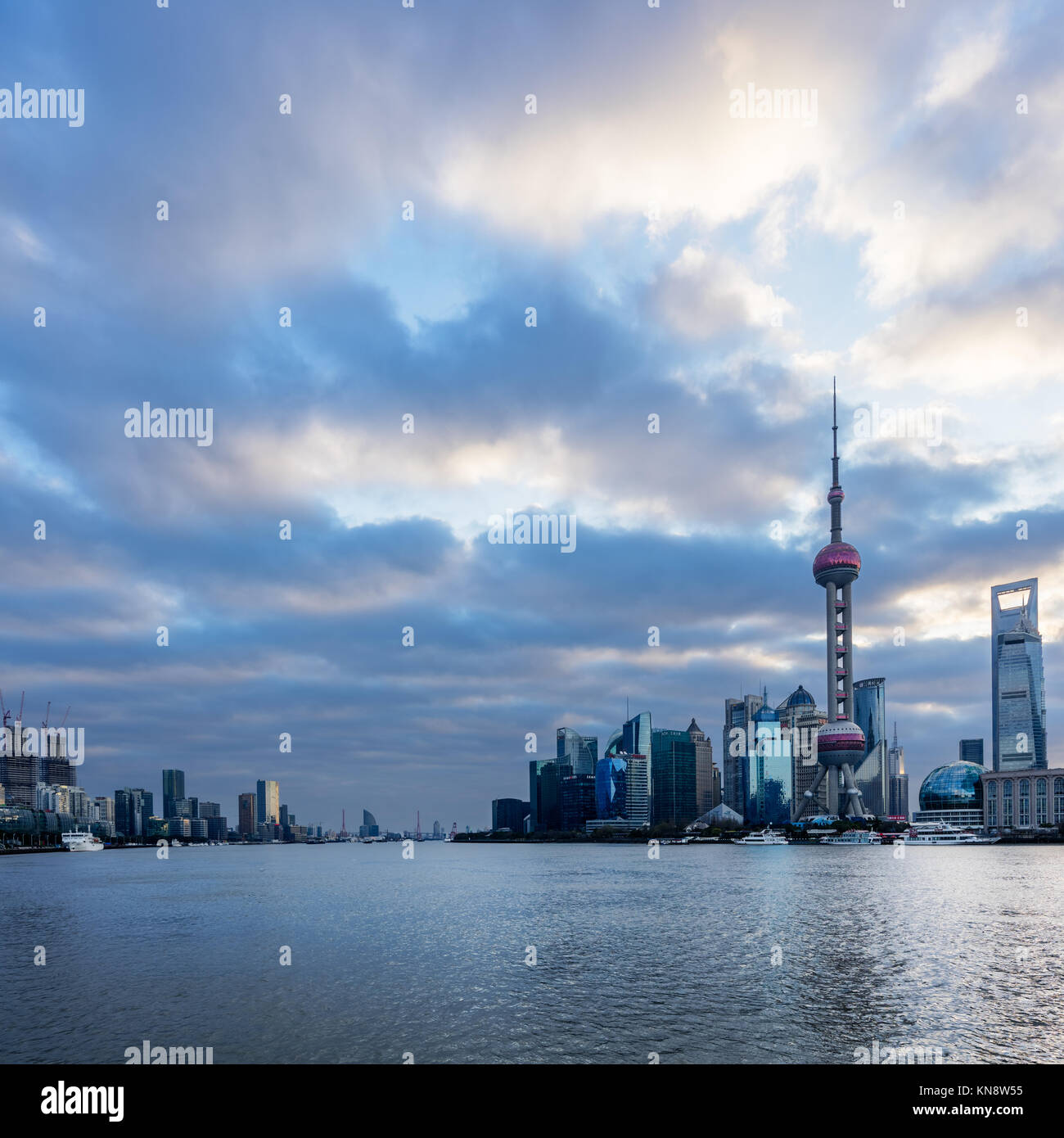 Shanghai Skyline, Wahrzeichen von Shanghai mit den Fluss Huangpu in China. Stockfoto