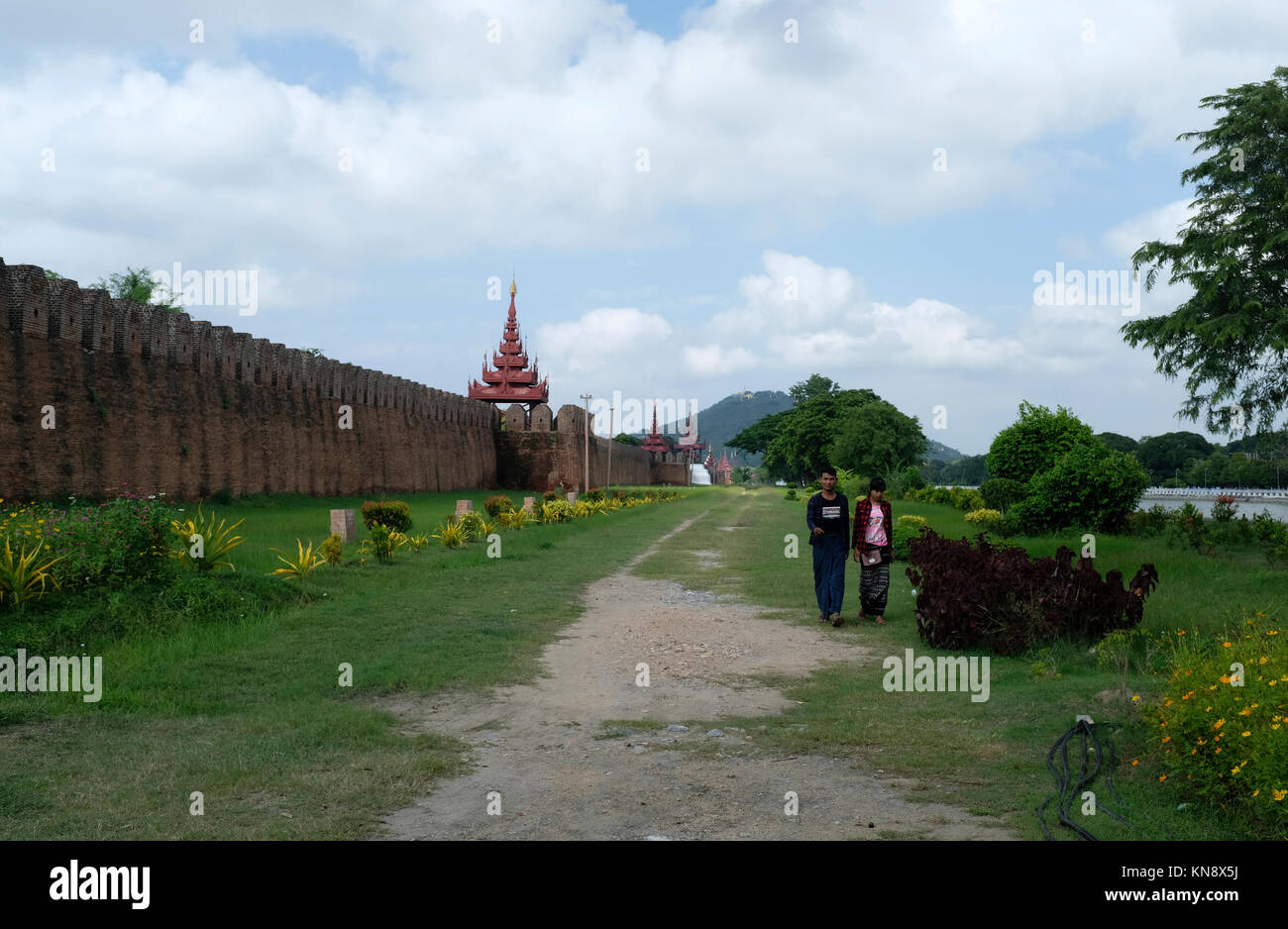 Paar in der Nähe von Royal Palace in Mandalay, Myanmar Stockfoto