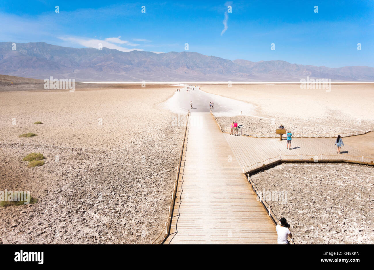 Death Valley Badwater Basin. Trailhead und Promenade mit Besuchern. Death Valley National Park Kalifornien Stockfoto