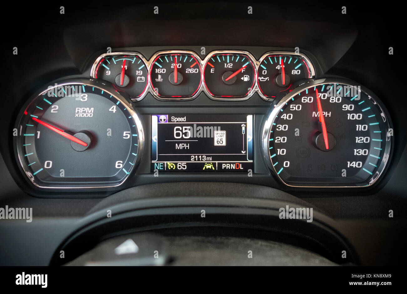 Instrumententafel mit Fahrtenschreiber. 65 mph Geschwindigkeitsbegrenzung. Tempomat bei 65 Mph. Drehzahlmesser, Kraftstoff gas Benzin Öl Temperatur Manometer. Lane Assist. Stockfoto