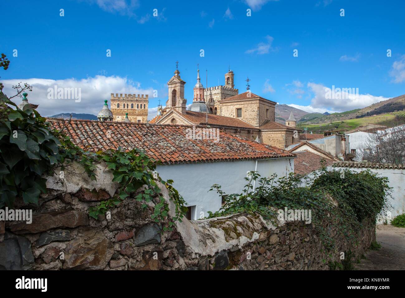 Blick auf historische Gebäude Dächer von Guadalupe Stadt, Caceres, Extremadura, Spanien. Stockfoto