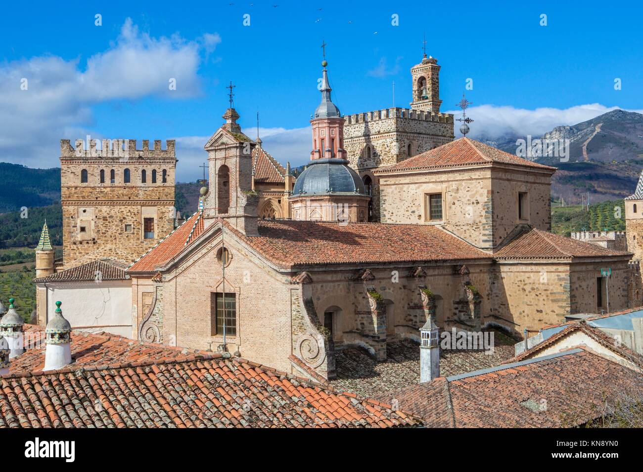 Blick auf historische Gebäude Dächer von Guadalupe, Caceres, Extremadura, Spanien. Stockfoto