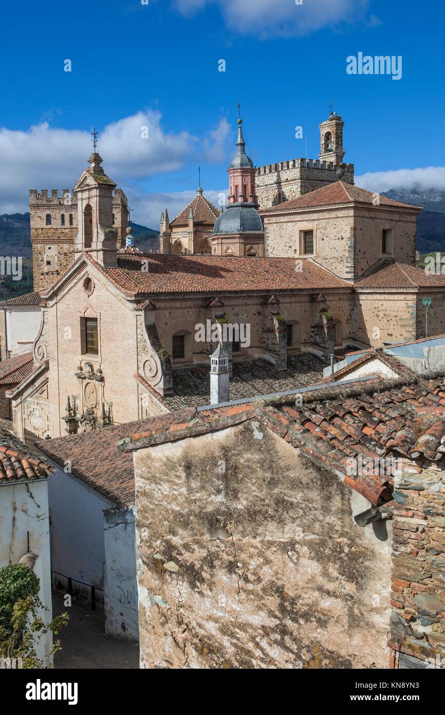 Blick auf historische Gebäude Dächer von Guadalupe Stadt, Caceres, Extremadura, Spanien. Stockfoto
