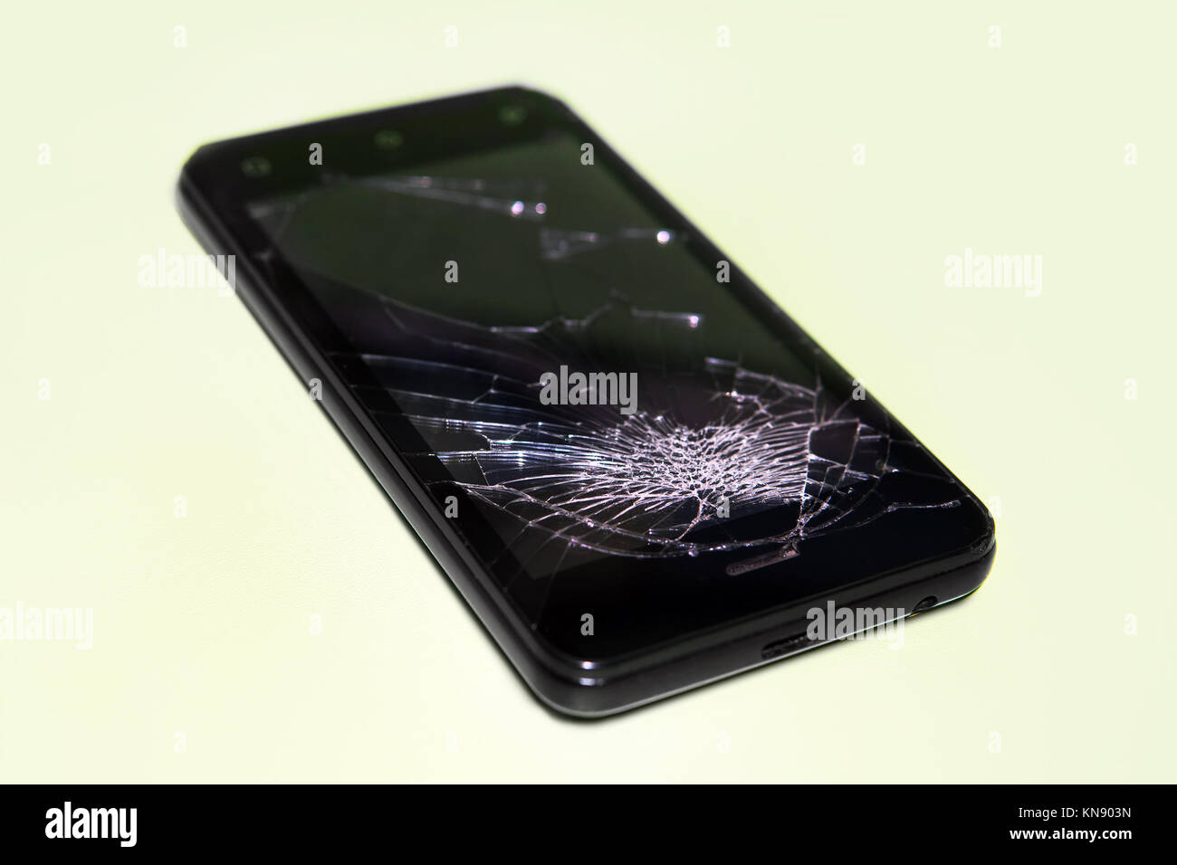 BlackBerry-Smartphone mit defekten Bildschirm auf einem grünen Hintergrund Stockfoto