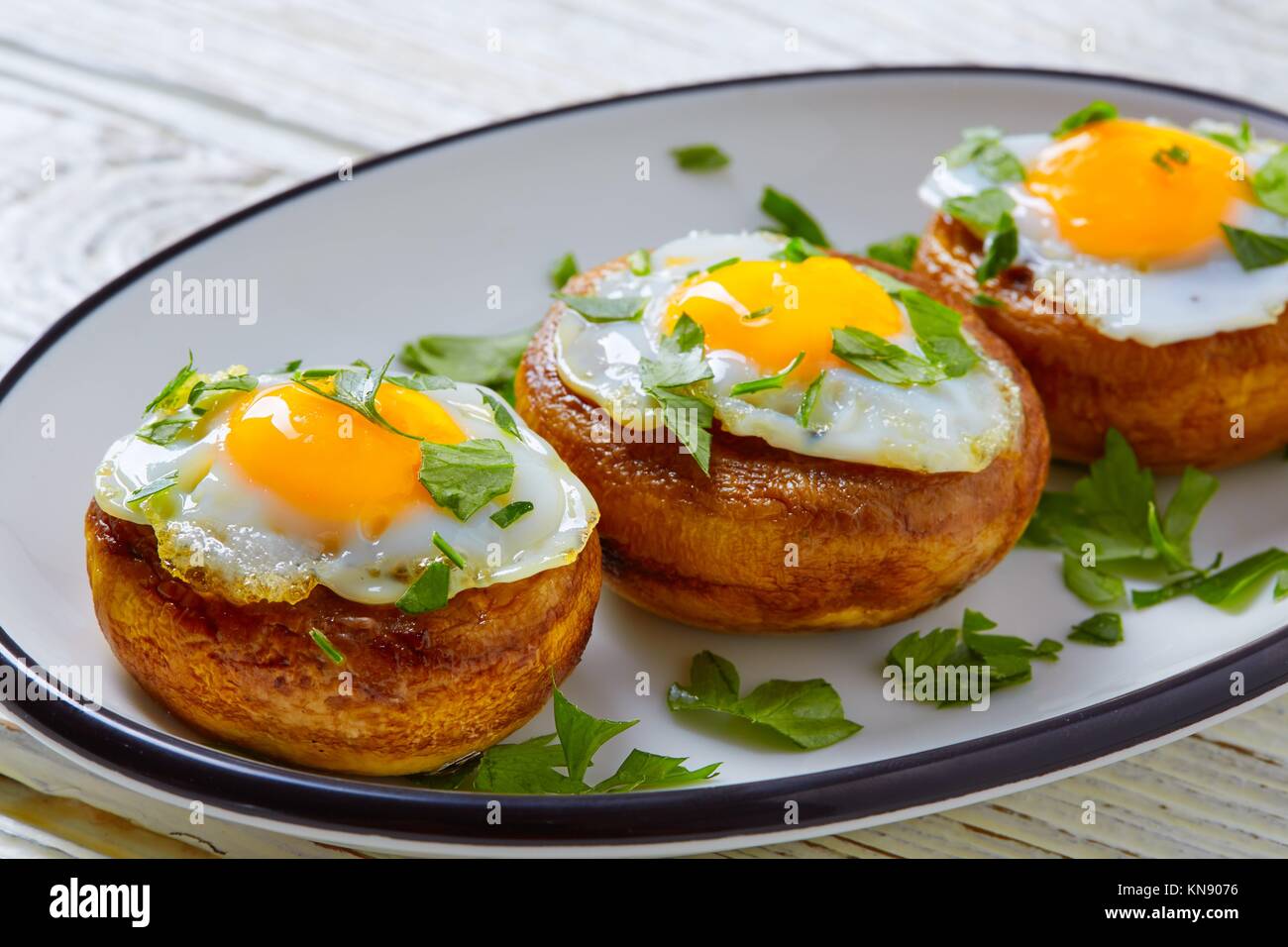 Tapas Pilze mit Wachteleier aus Spanien pinchos Pintxos. Stockfoto