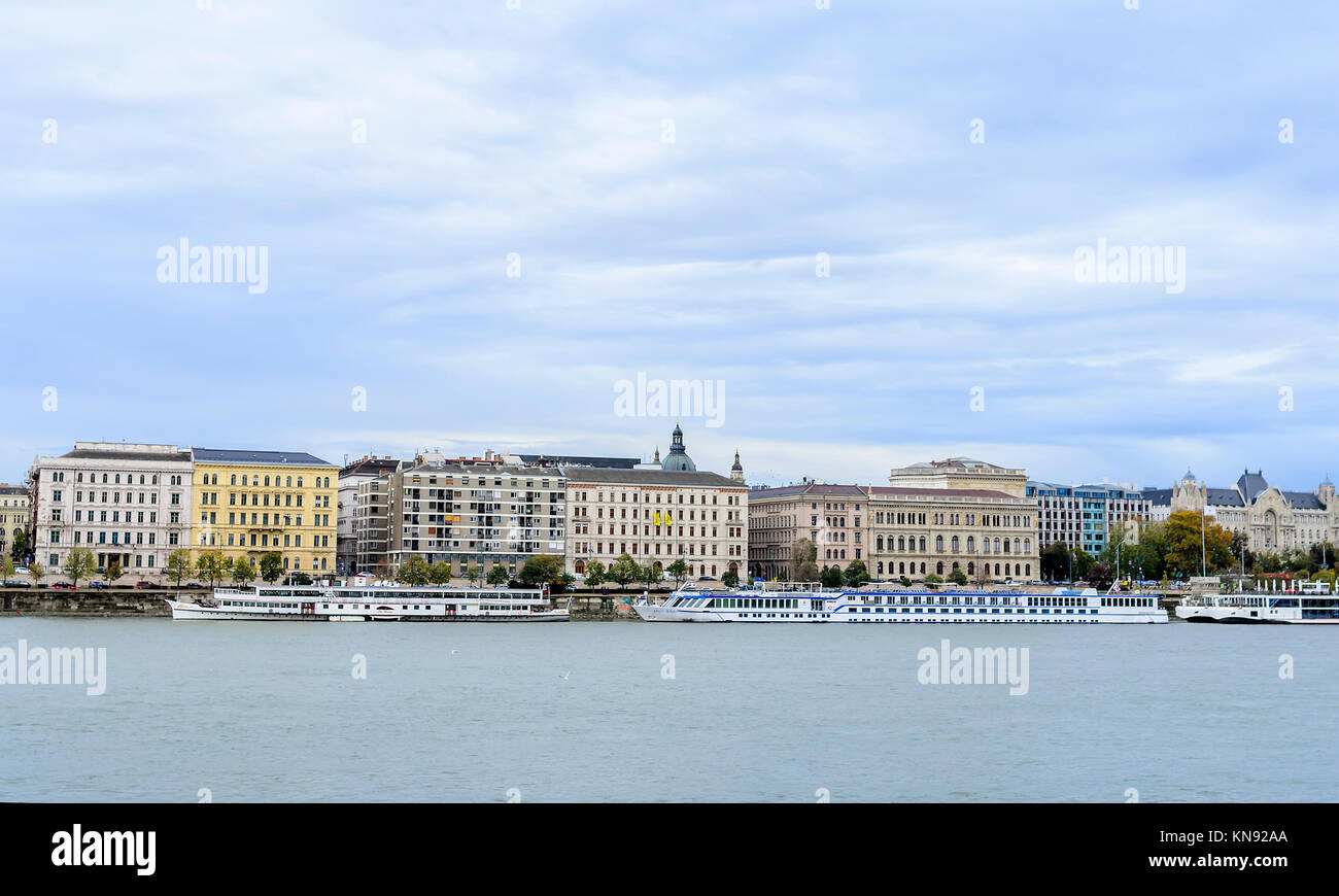 Bahndamm von Budapest. Häuser und die Donau. Stockfoto