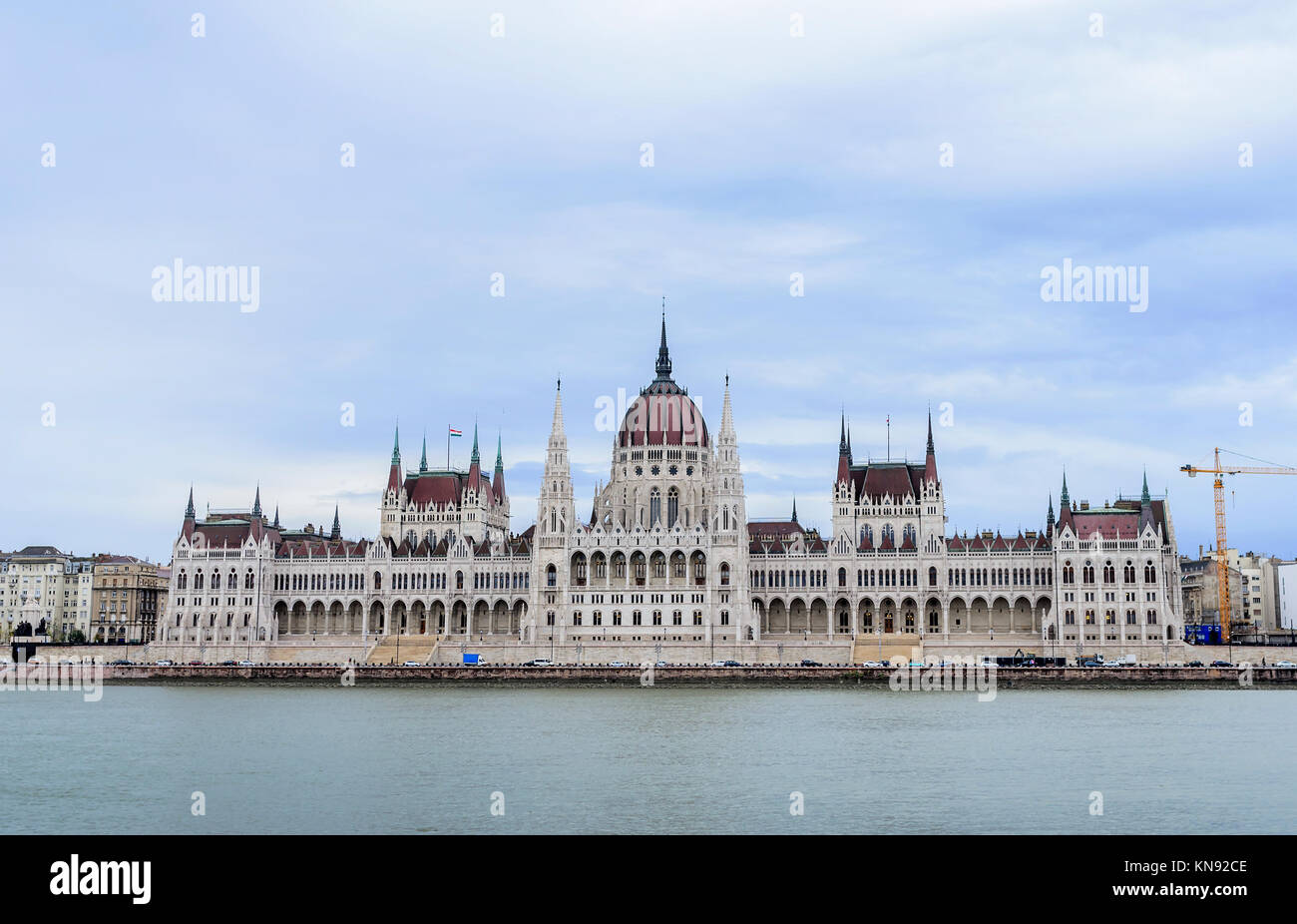 Gebäude des ungarischen Parlaments in Budapest. Damm und die Donau. Stockfoto