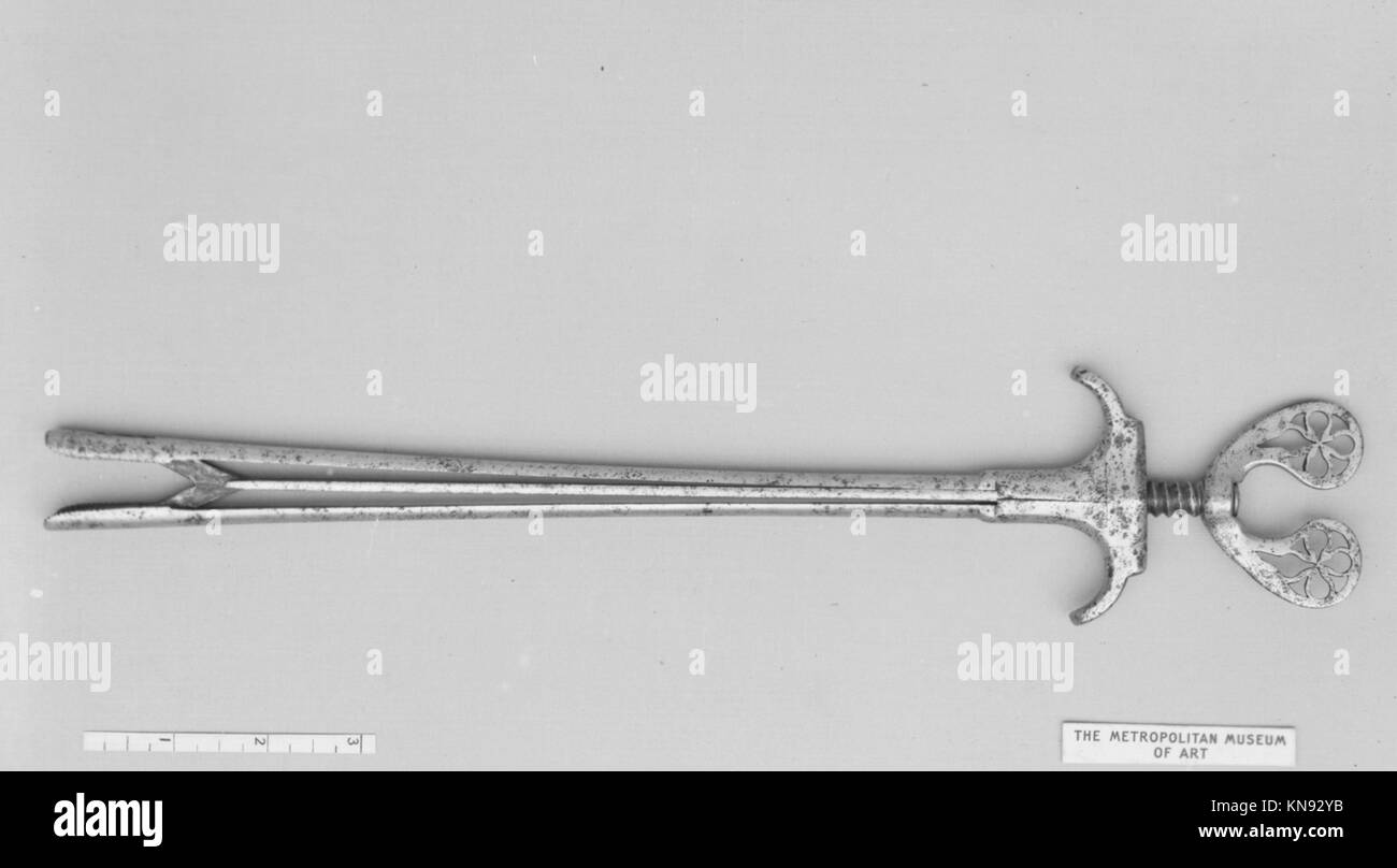 Kugelzange aus der MET-Sammlung, die bei historischen medizinischen Verfahren zum Umgang mit Kugeln und ähnlichen Objekten verwendet wird und die das Design chirurgischer Werkzeuge veranschaulicht. Stockfoto