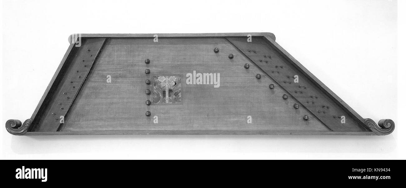 Das gehämmerte Hackbrett ist ein traditionelles Streichinstrument, das präzise Handwerkskunst, Klangqualität und historisches musikalisches Design demonstriert. Stockfoto