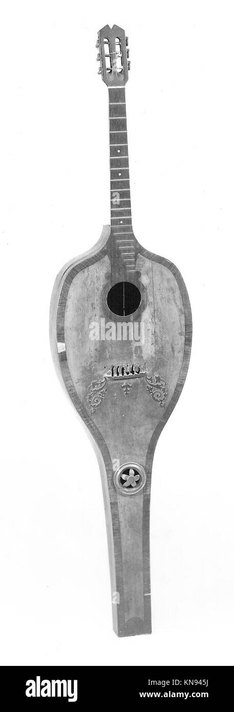 Dieses Buch zeigt eine Harfengitarre mit historischen Bildern und redaktioneller Fotografie, die das Design und die historische Bedeutung des Instruments unterstreicht. Stockfoto