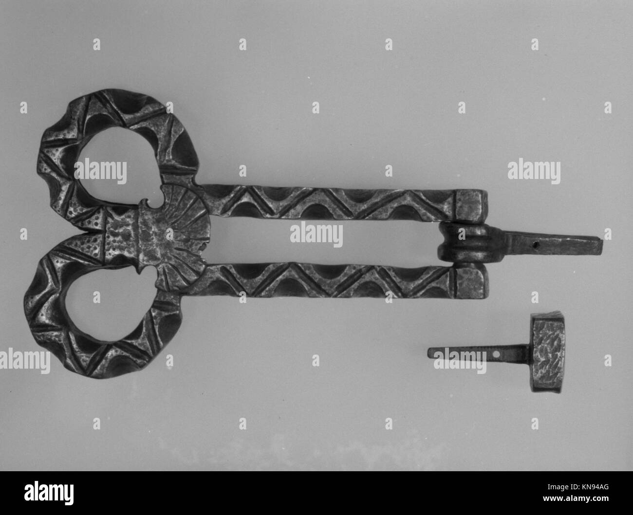 Dies ist eine illustrierte Darstellung eines antiken Türklopfers, das historisches Design und redaktionelle Präsentation zeigt. Stockfoto