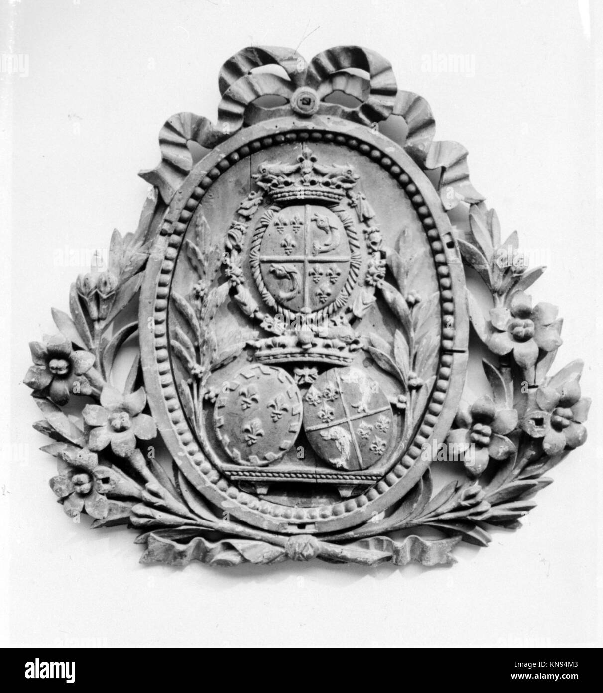 Dieses Wappen ist ein heraldisches Symbol, das die Identität seines Besitzers repräsentiert, mit dekorativen Elementen, die typisch für die Heraldik des Mittelalters und der Renaissance sind und aufgrund seiner historischen und kulturellen Bedeutung erhalten bleiben. Stockfoto