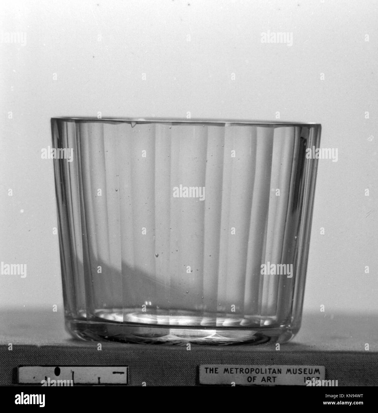 Dies ist eine Buchillustration eines antiken Becherglases, der für pädagogische oder redaktionelle Zwecke verwendet wird und historische Gestaltung und Form darstellt. Stockfoto