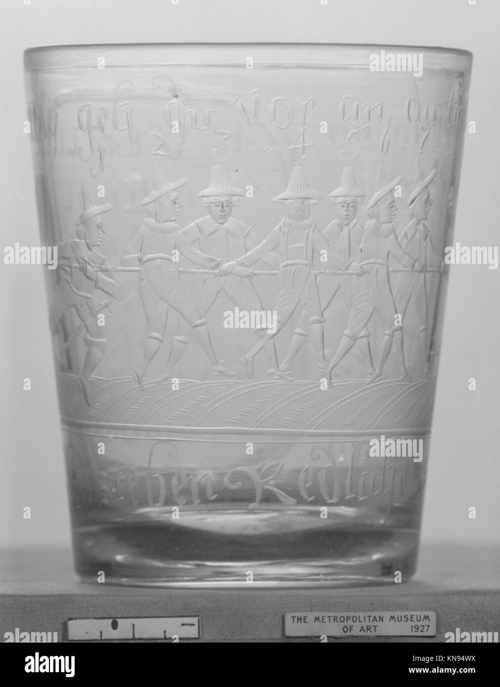 Diese Buchabbildung zeigt einen antiken Becher und bietet visuelle Referenz für historische und pädagogische Zwecke. Stockfoto