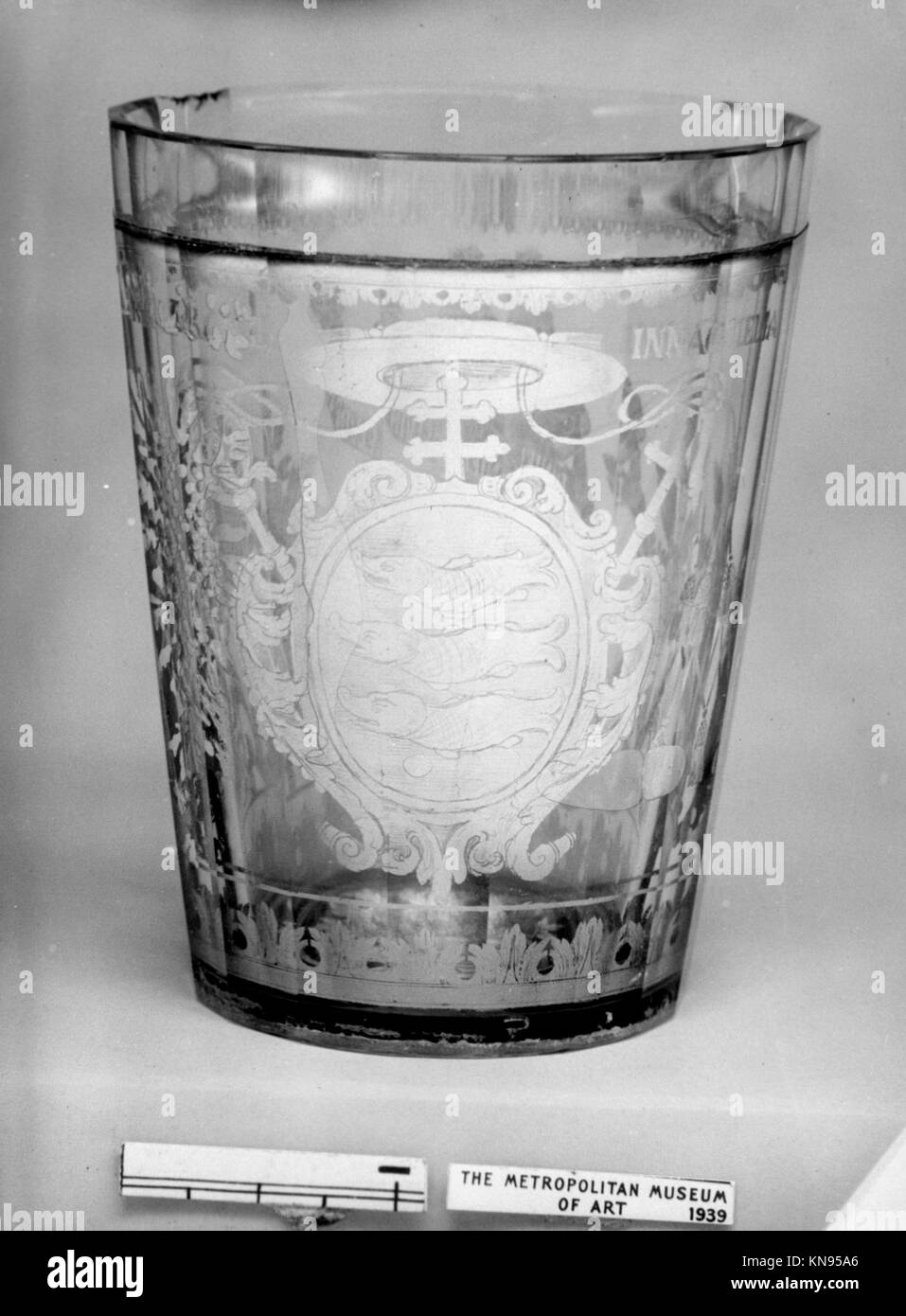 Dieser böhmische Glasbecher aus der Zeit um 1735 verfügt über eine doppelwandige Konstruktion, Blattgold und gravierte Details, die die Handwerkskunst dieser Zeit veranschaulichen. Stockfoto