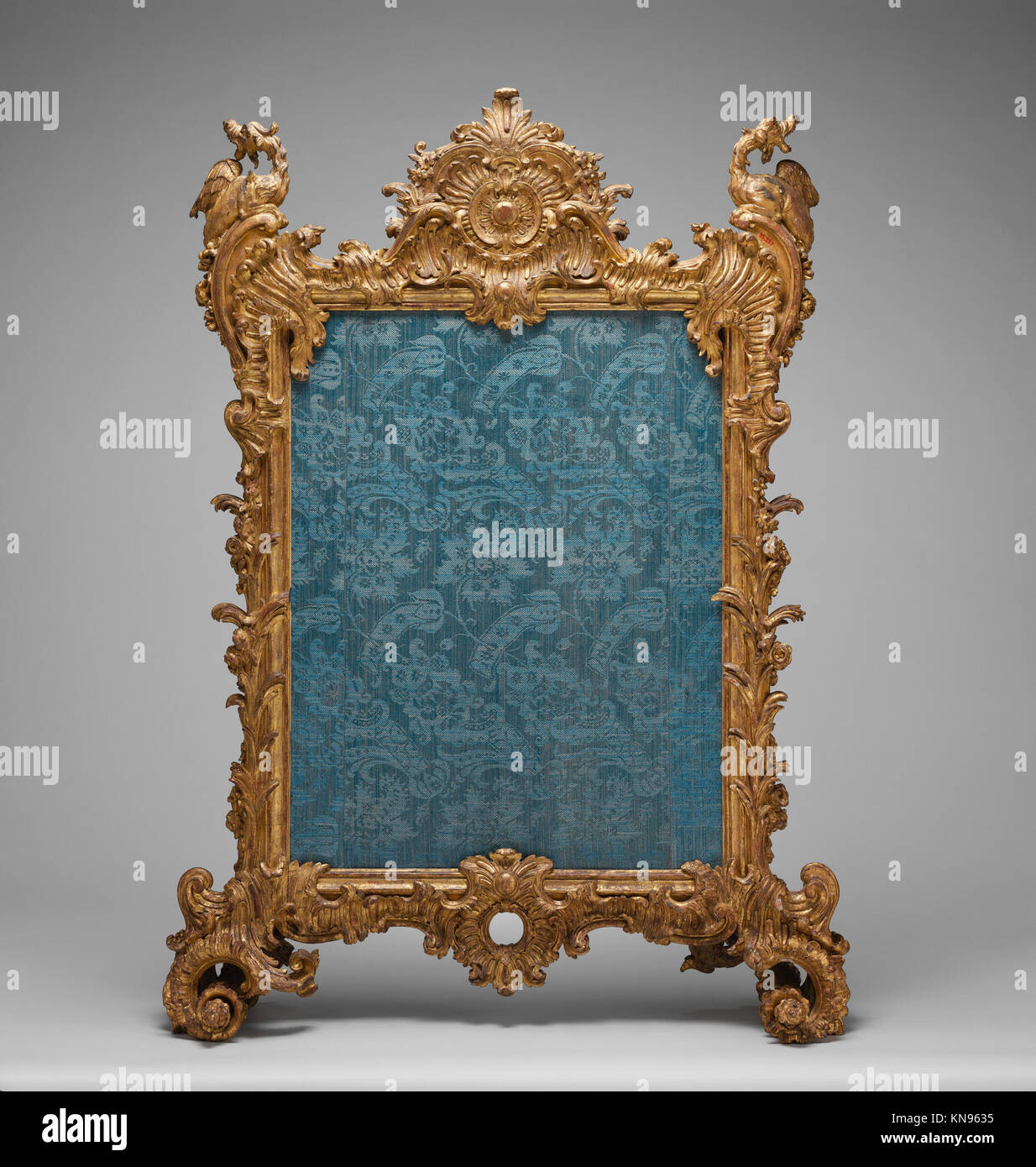 Diese Brandschutzwand kombiniert schützende und dekorative Funktionen und demonstriert die Handwerkskunst der Epoche für den Heimgebrauch. Stockfoto