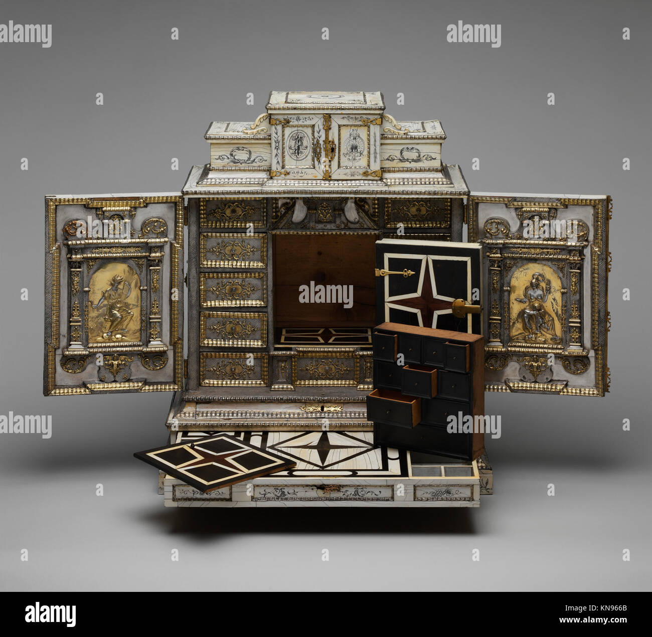 Dieses deutsche Kabinett aus dem 17. Jahrhundert, das von der Werkstatt von Melchior Baumgartner und Jeremias Sibenb?rger hergestellt wurde, verfügt über silberne Tafeln, Schnitzereien und luxuriöse Hölzer, die beispielhaft für die barocke Möbelkunst sind. Stockfoto
