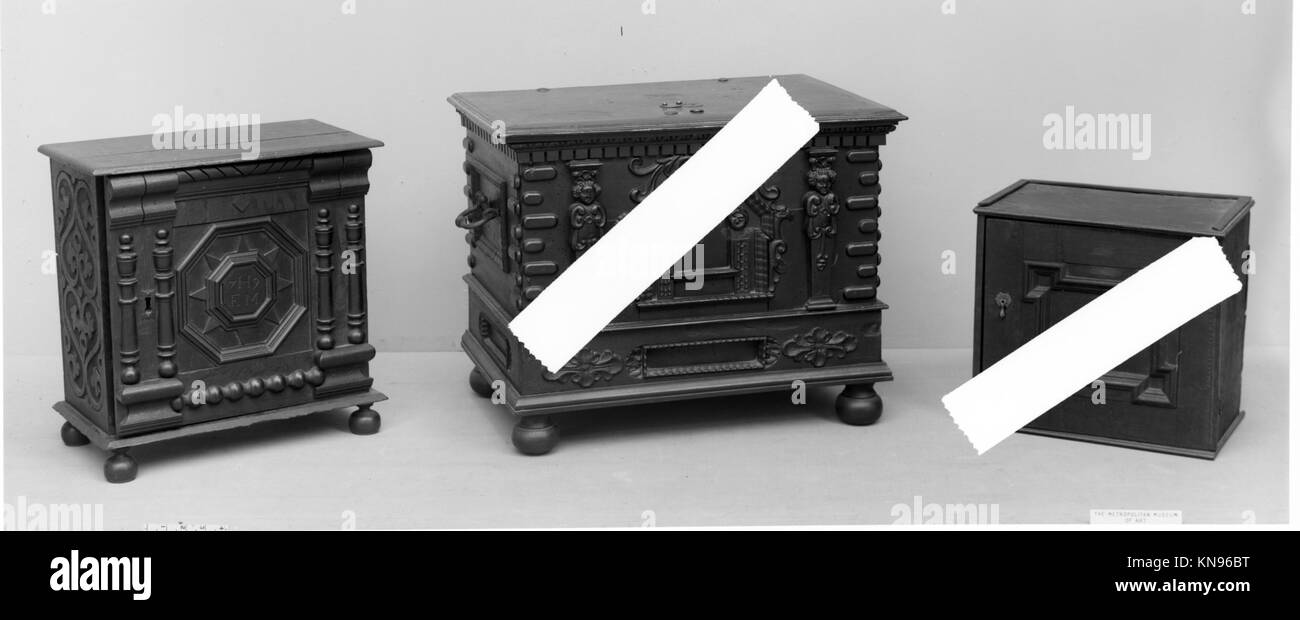 Dieses amerikanische Kabinett (MET 11818) aus roter Eiche, weißer Kiefer, schwarzem Nussbaum, roter Zedernholz und Ahorn zeigt Holzarbeiten und Handwerkskunst des 17. Jahrhunderts. Stockfoto