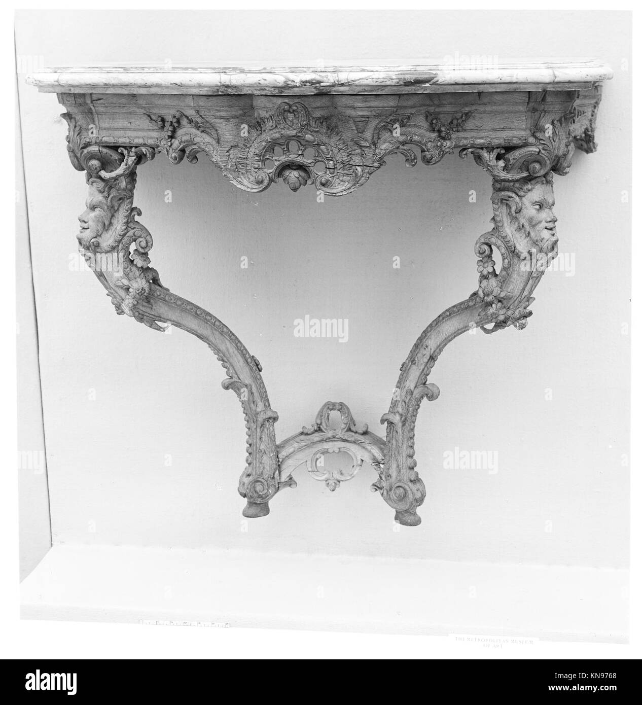 Ein französischer Konsolentisch aus geschnitzter und vergoldeter Eiche aus dem 18. Jahrhundert mit Marmorplatte, der Stilmöbel und Handwerkskunst demonstriert. Stockfoto