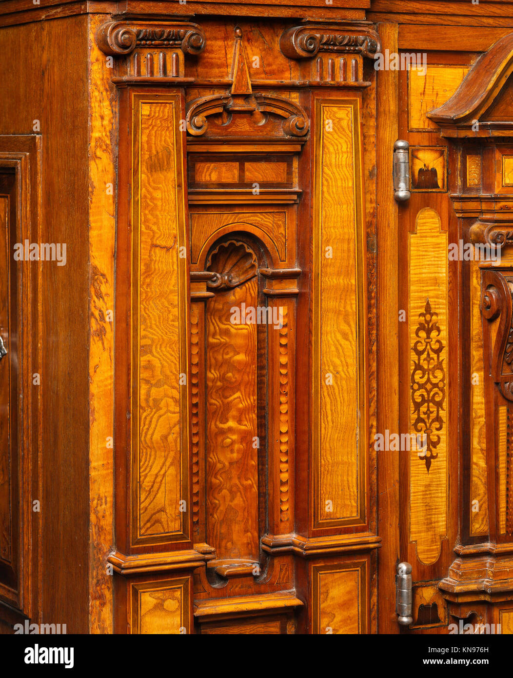 Dieses deutsche Kabinett aus Nürnberg aus dem 17. Jahrhundert vereint verschiedene Hölzer, Intarsien und Schmiedeeisen und veranschaulicht dekorative und funktionelle Möbelhandwerkskunst der frühen Moderne. Stockfoto