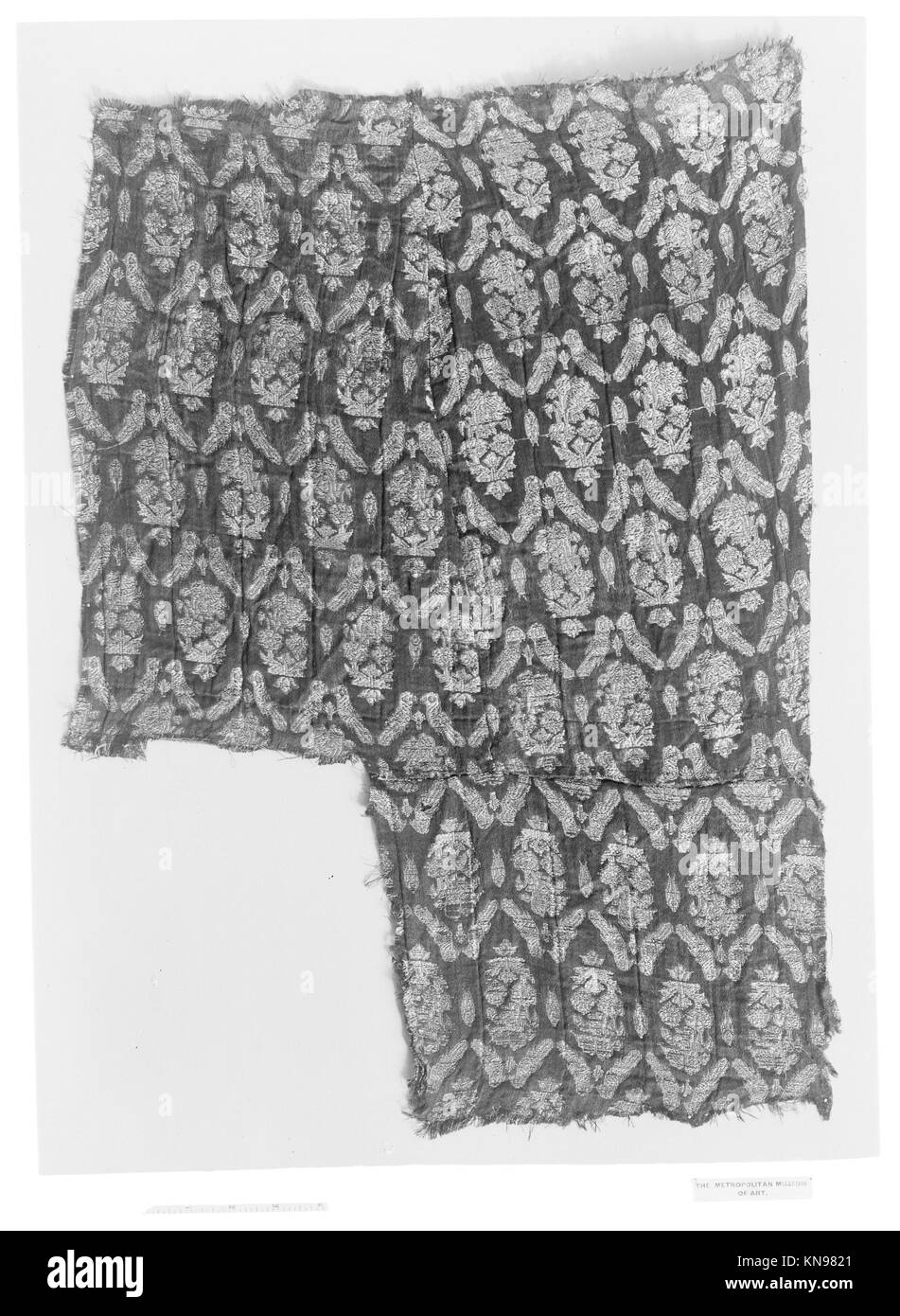 Dieses Fragment zeigt die materielle Kultur und historische Konstruktionspraktiken auf und bietet Einblicke in die ursprüngliche Nutzung und den zeitlichen Kontext des Objekts. Stockfoto