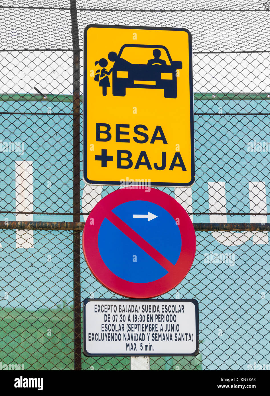 Besa + Baja (Kiss und Drop-off) Zone für Eltern herausfallen Kinder außerhalb der Schule in Spanien. Stockfoto